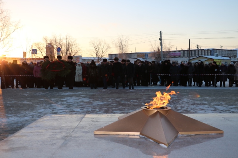 Вечный огонь у памятника !Скорбящей матери!.